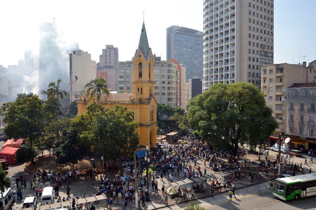 Mais de duzentas pessoas permanecem no Largo do Pai&ccedil;andu ap&oacute;s queda do edif&iacute;cio em SP