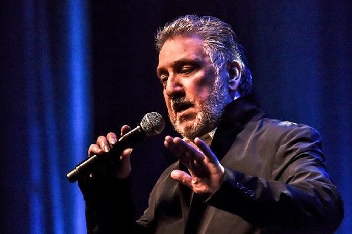 Jo&atilde;o de Almeida Neto canta Nelson Gon&ccedil;alves no espet&aacute;culo "Bo&ecirc;mios"
