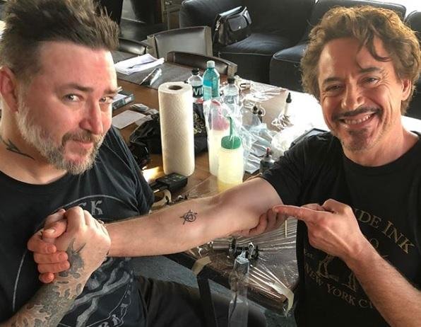 Robert Downey Jr. usou as redes sociais para divulgar a tatuagem