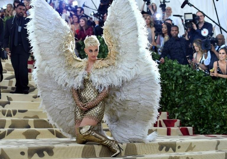 Carro que levava Katy Perry para o MET quebra e d&aacute; susto na cantora
