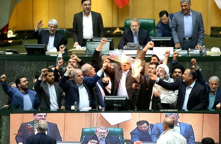 Bandeira americana de papel &eacute; queimada no Parlamento iraniano	