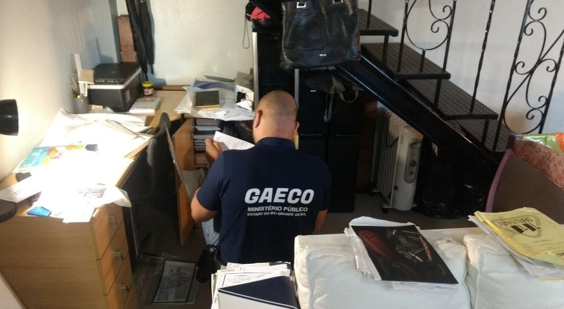 Minist&eacute;rio P&uacute;blico e Brigada Militar cumprem mandados de busca e apreens&atilde;o na casa do suspeito