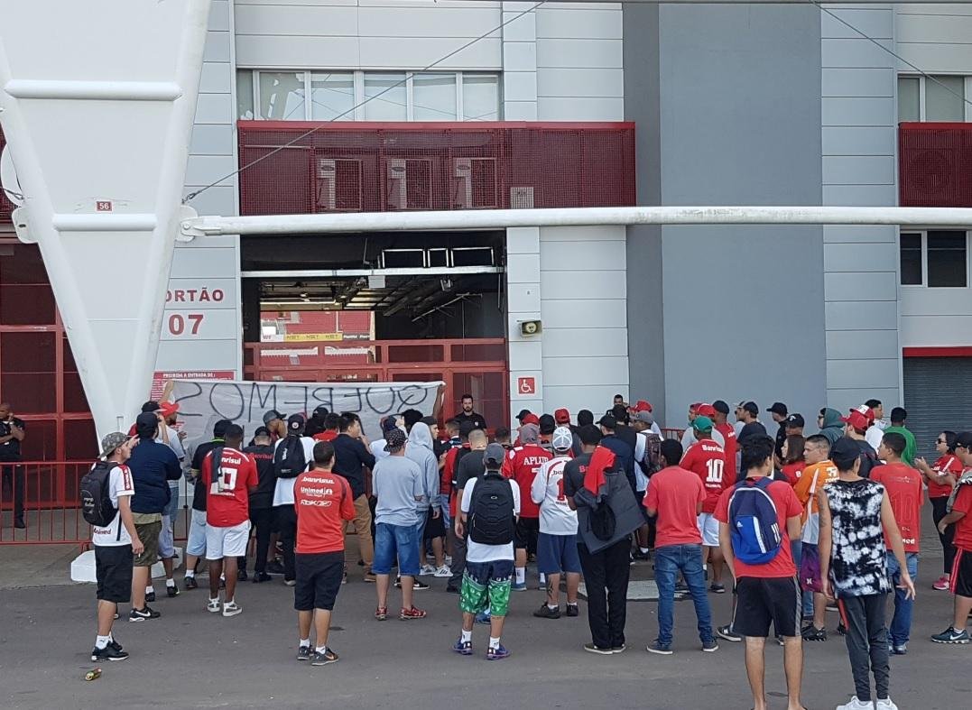 Torcedores atiram roj&otilde;es durante treino do Inter no Beira-Rio 