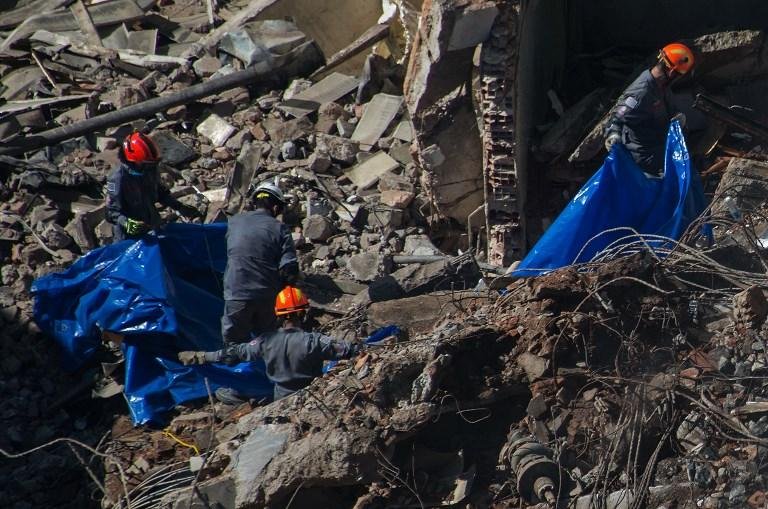 Bombeiros atingem subsolo de pr&eacute;dio que desabou no centro de SP