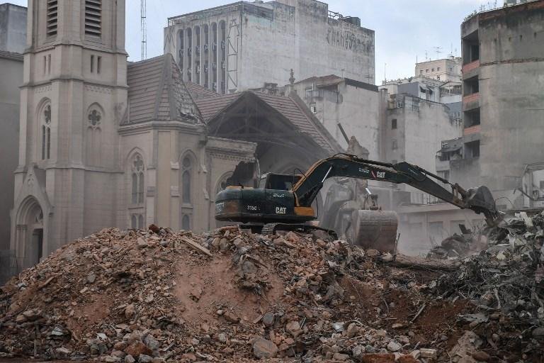 Bombeiros encontram mais ossos no subsolo de pr&eacute;dio que desabou no centro em SP