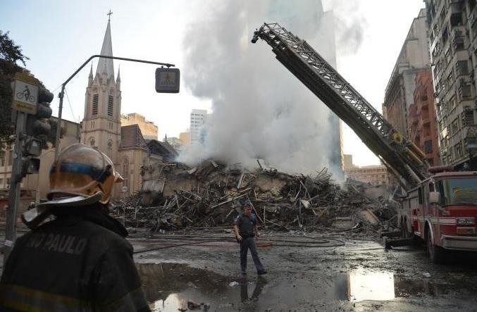 Bombeiros de SP passam a usar m&aacute;quinas para retirar escombros de pr&eacute;dio