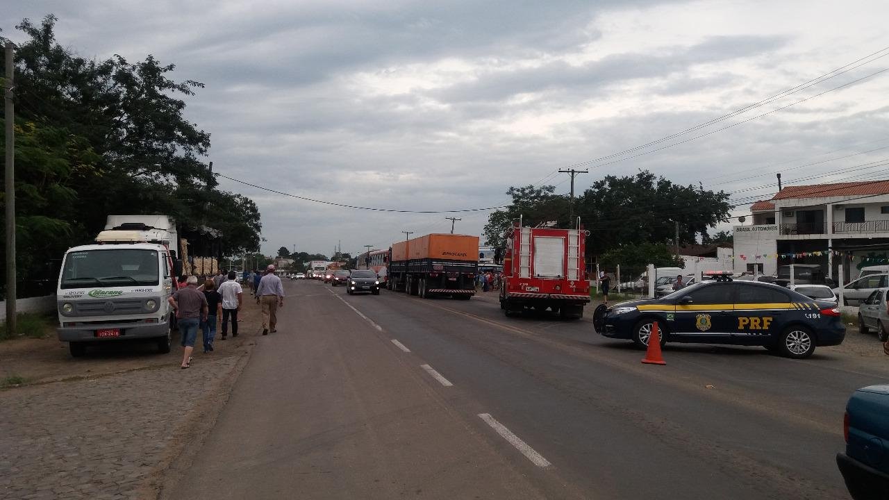 Tr&acirc;nsito na regi&atilde;o ficou lento devido ao acidente entre dois caminh&otilde;es e um &ocirc;nibus 