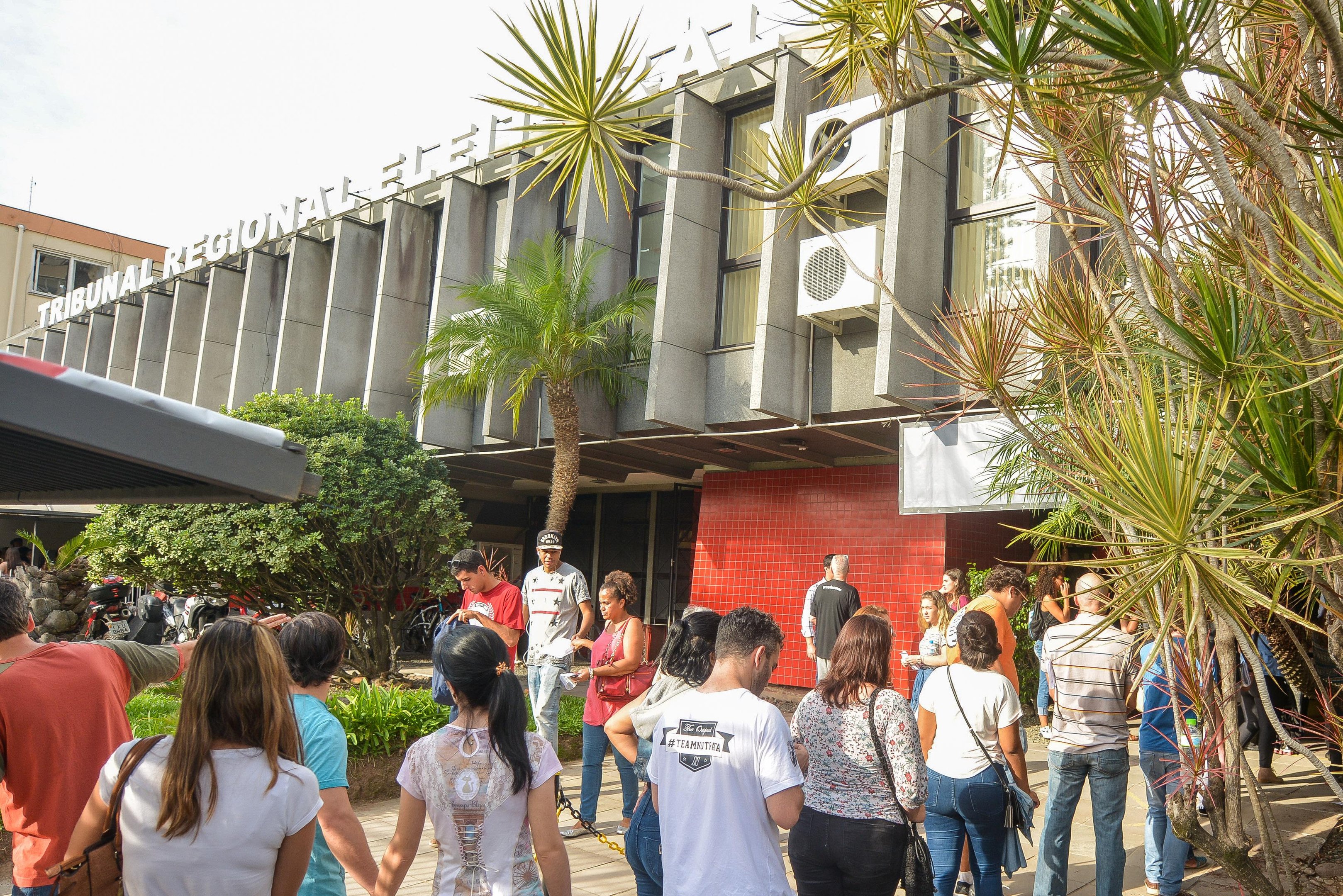 TRE receber&aacute; apenas eleitores que retiraram senhas nesta quarta