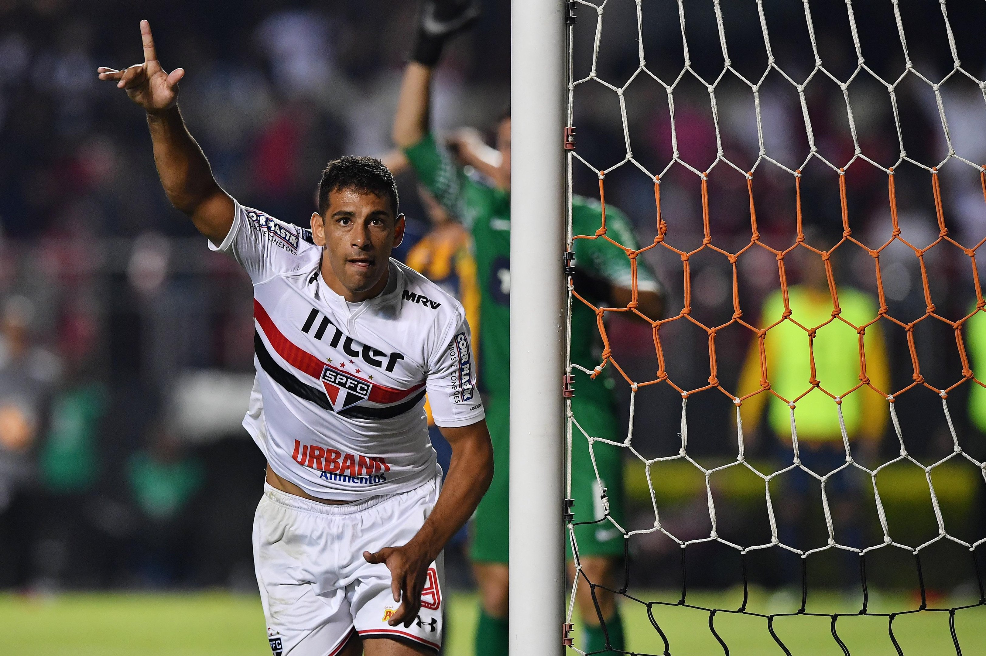 Diego Souza anotou de canela o 1 a 0 que confirmou a classifica&ccedil;&atilde;o