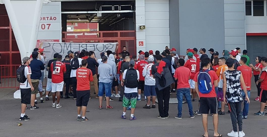 Inter busca ref&uacute;gio em Viam&atilde;o ap&oacute;s protestos no Beira-Rio 