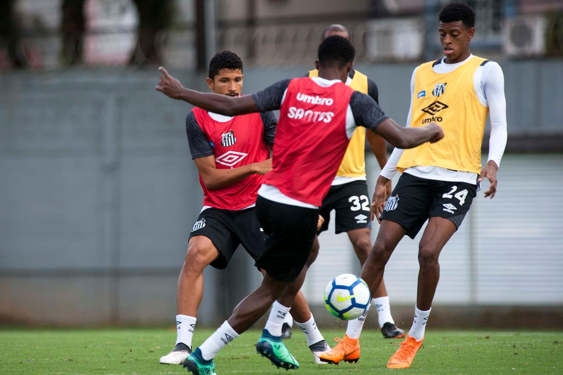 T&eacute;cnico Jair Ventura deve escalar Vitor Bueno e Victor Ferraz, titulares em anos anteriores
