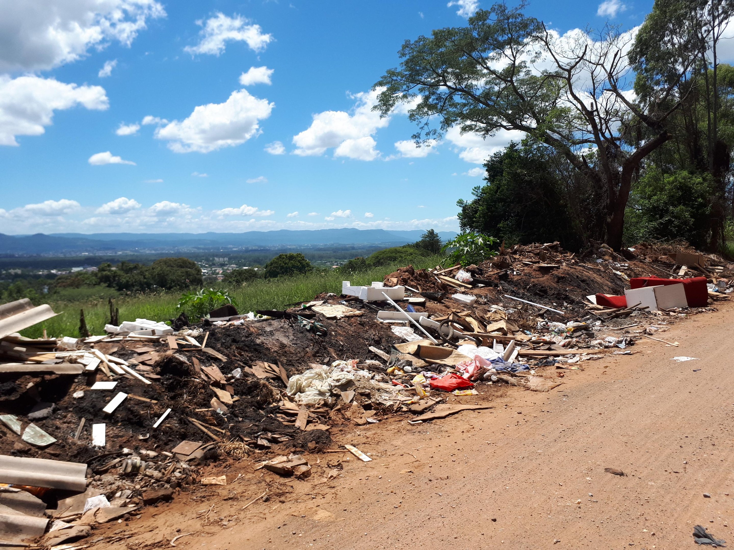 A Estrada do Quilombo &eacute; um dos pontos que recebe res&iacute;duos de forma irregular