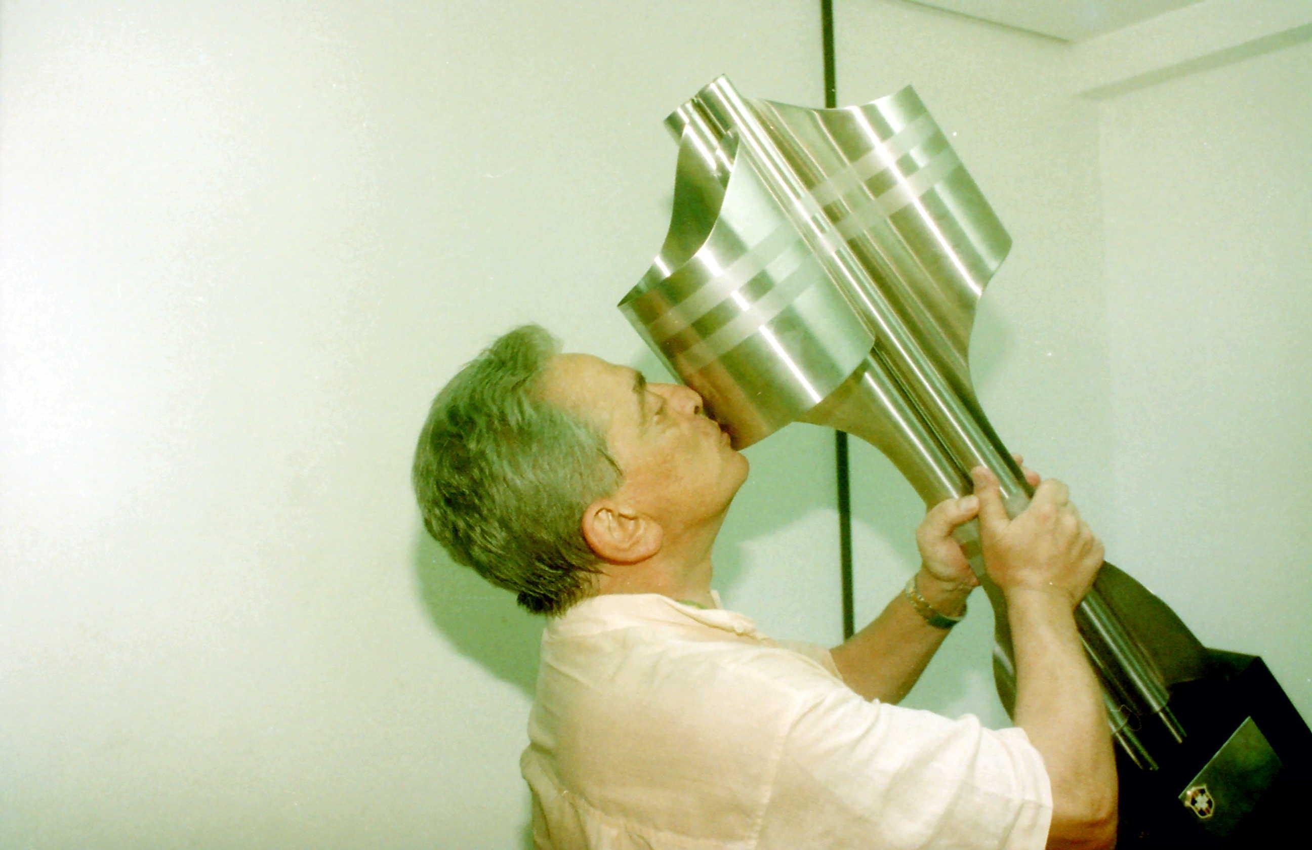 F&aacute;bio Koff com a ta&ccedil;a do Campeonato Brasileiro conquistada em 1996