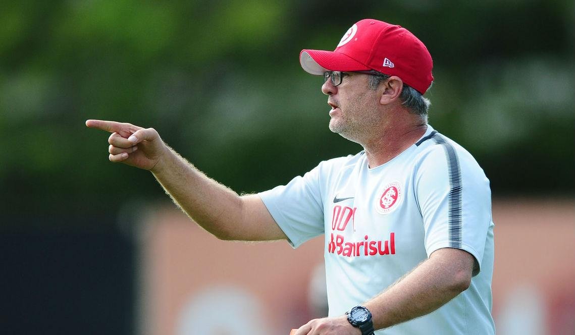 Odair aceita as cr&iacute;ticas, mas tomar&aacute; medidas em caso de agress&atilde;o