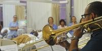 Músicos da Ospa tocaram para pacientes da emergência do Hospital de Clínicas
