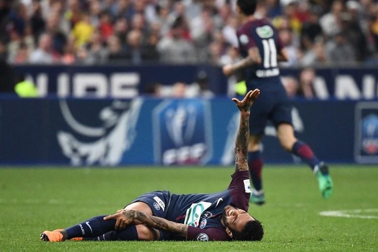 Daniel Alves est&aacute; fora da Copa do Mundo, diz emissora de TV