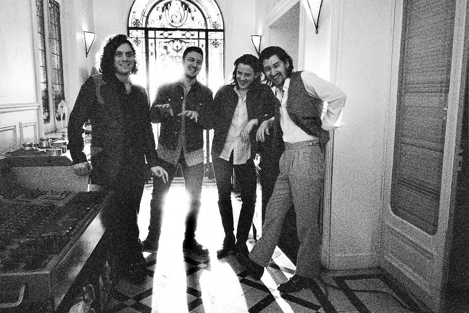 Primeiro em cinco anos, disco foi recebido com elogios e cr&iacute;ticas por ser pouco roqueiro