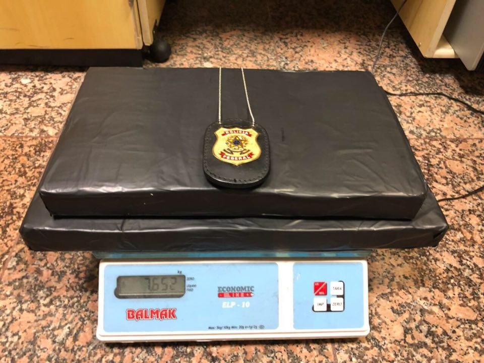 Coca&iacute;na estava escondida em mala de homem que sairia do pa&iacute;s
