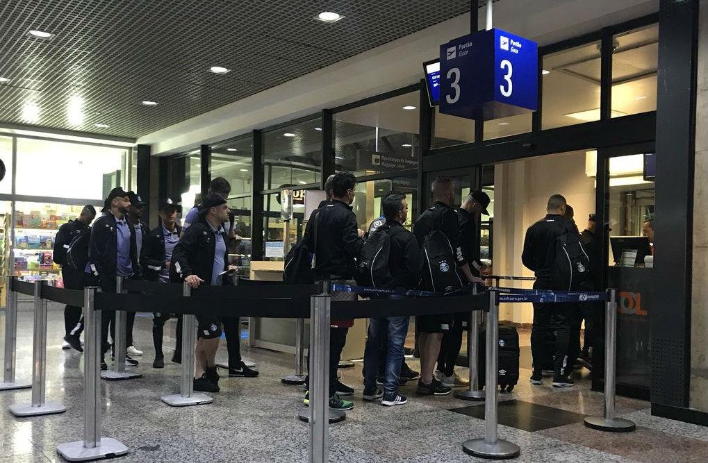 Jogadores embarcaram na madrugada deste domingo