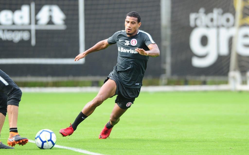Gabriel Dias assumiu a vaga de Edenilson no treino desta quinta-feira