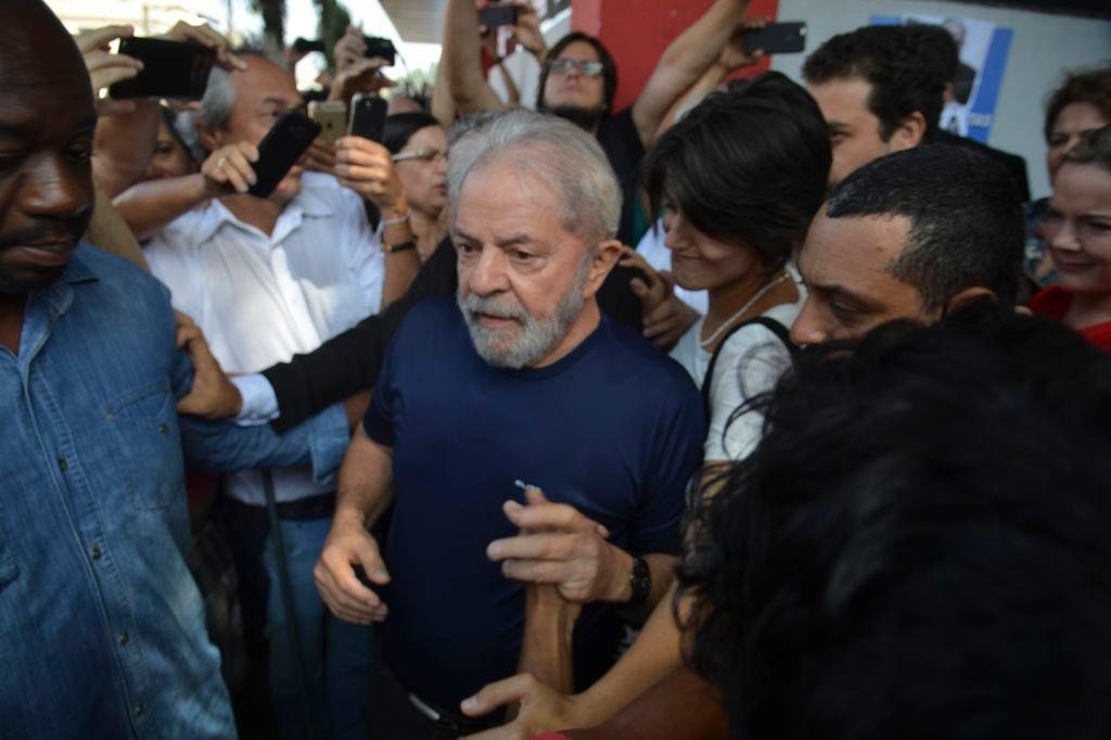 Mesmo preso, Lula segue liderando inten&ccedil;&otilde;es de voto com 32,4%