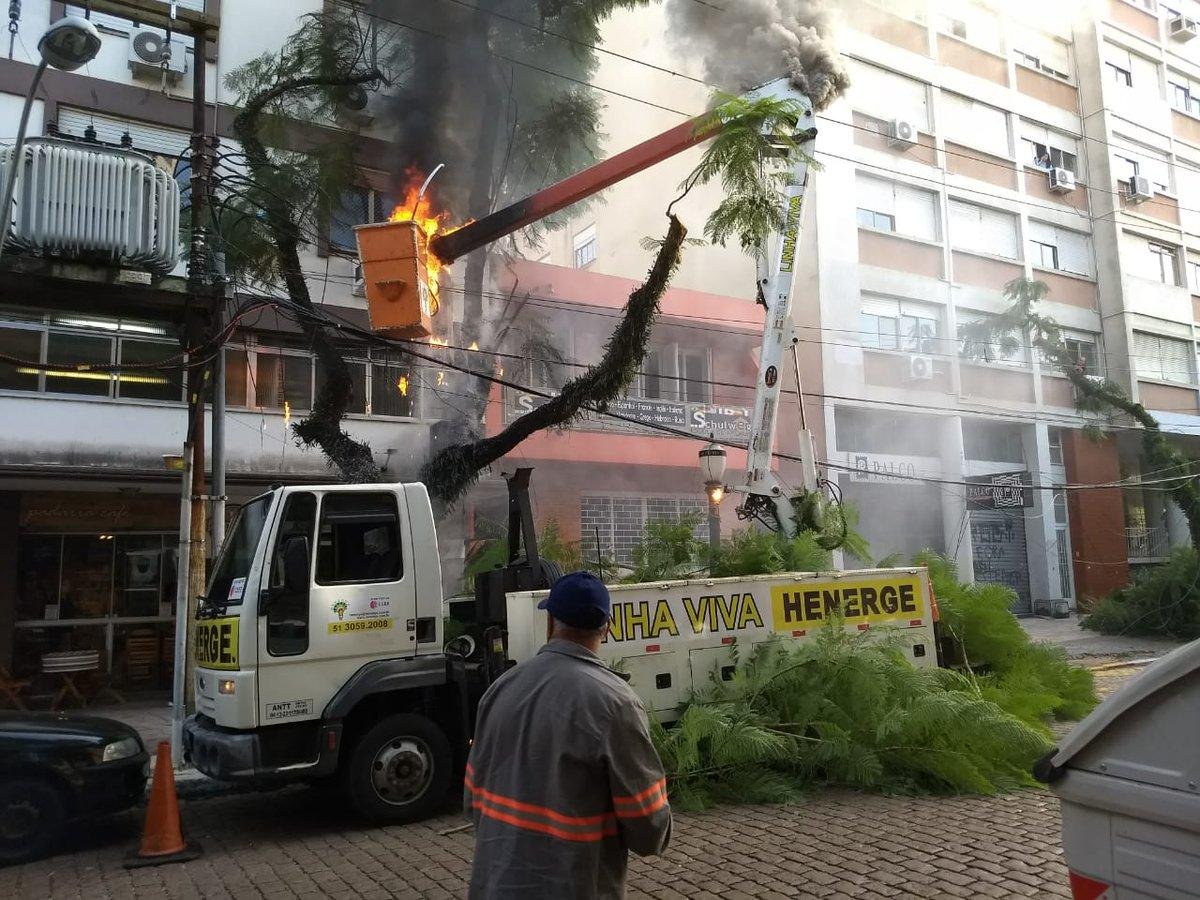 Cesto pegou fogo enquanto servidores trabalhavam