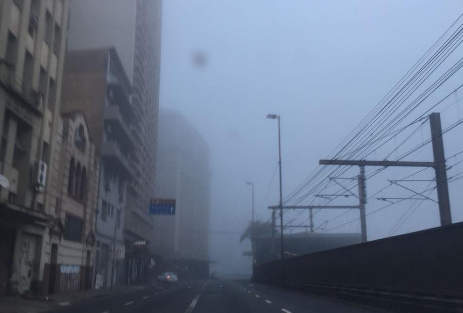 Porto Alegre teve nevoeiro no in&iacute;cio da manh&atilde;