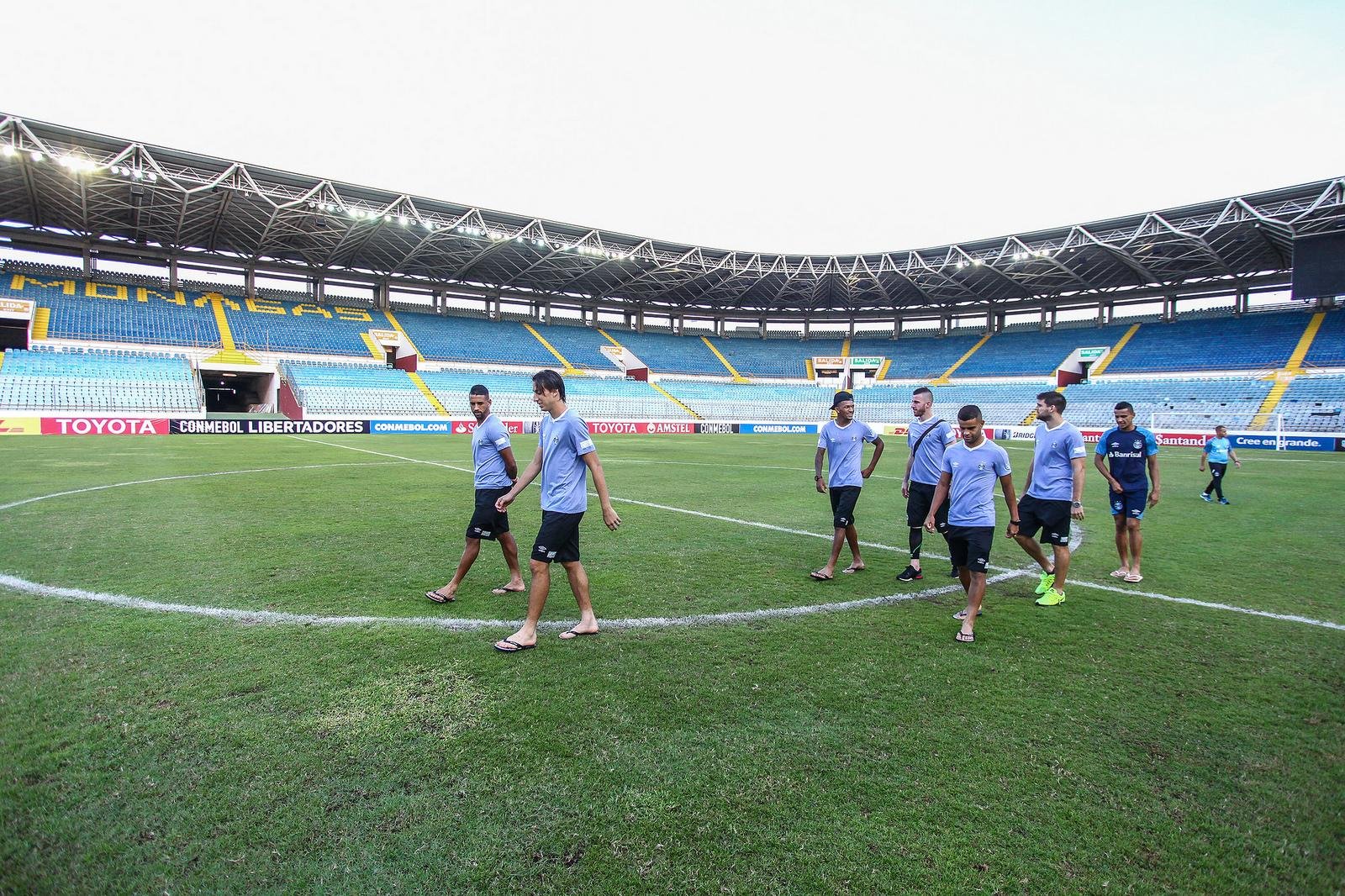 Jogadores do Gr&ecirc;mio conheceram o gramado do est&aacute;dio onde enfrentar&aacute; o Monagas