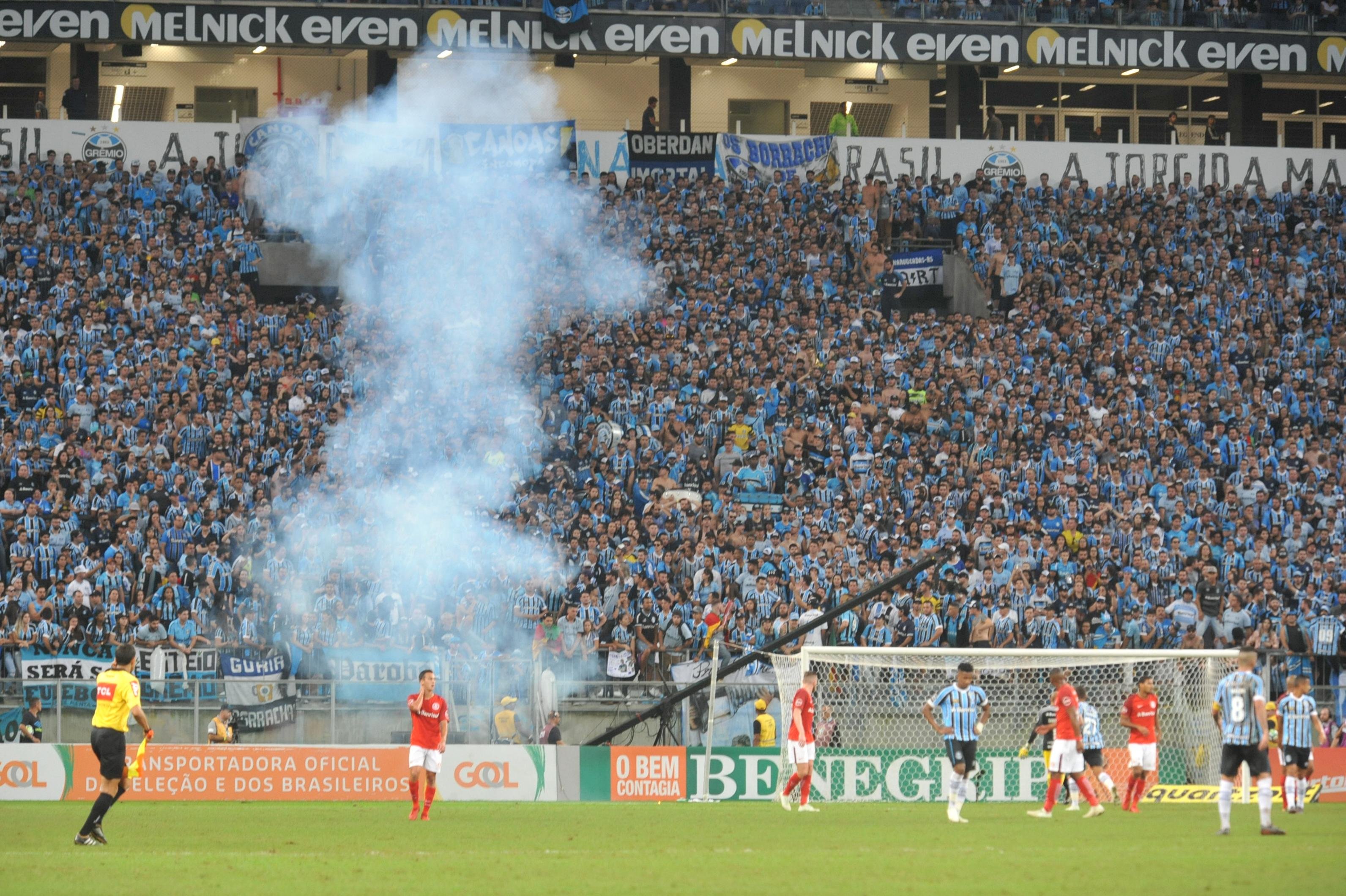 Gr&ecirc;mio afastou do quadro social torcedor que jogou sinalizador no gramado
