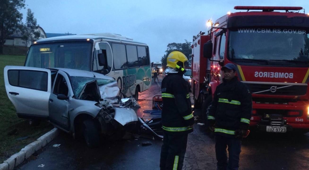 Acidente entre carro e micro-&ocirc;nibus mata uma pessoa e deixa 21 feridas em Soledade