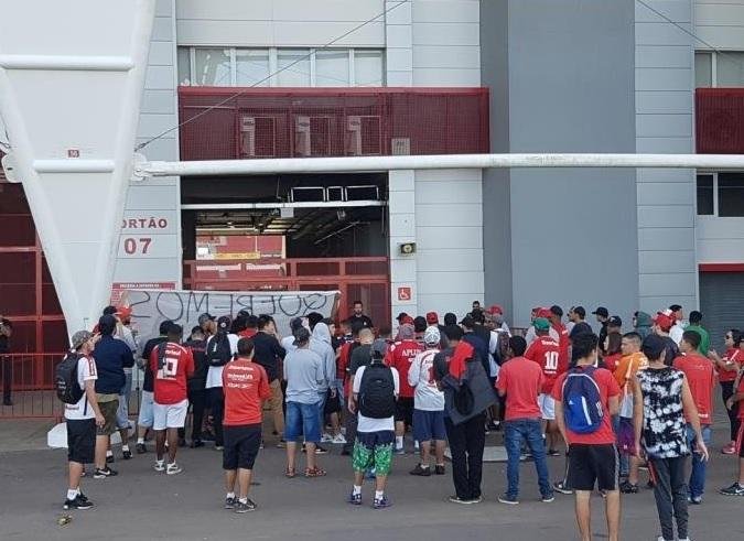 Dire&ccedil;&atilde;o do Inter v&ecirc; pol&iacute;tica em cr&iacute;ticas da torcida 