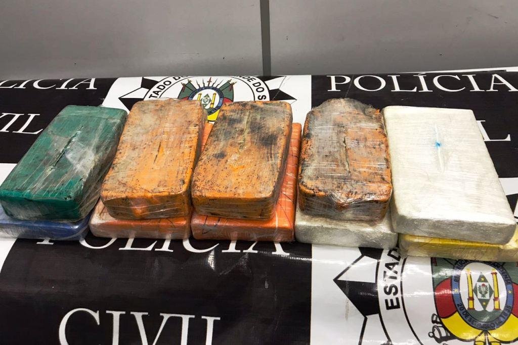 Com o suspeito, a Pol&iacute;cia localizou 4,2kg de crack e 6,3kg de coca&iacute;na