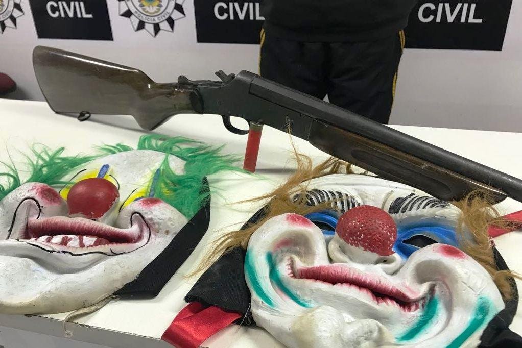 M&aacute;scaras de palha&ccedil;o e espingarda foram apreendidas durante a a&ccedil;&atilde;o	