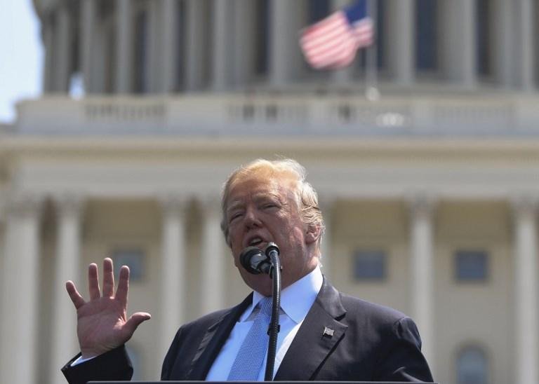 Presidente Donald Trump exigiu que companhias encerrem suas atividades no pa&iacute;s sob pena de multa