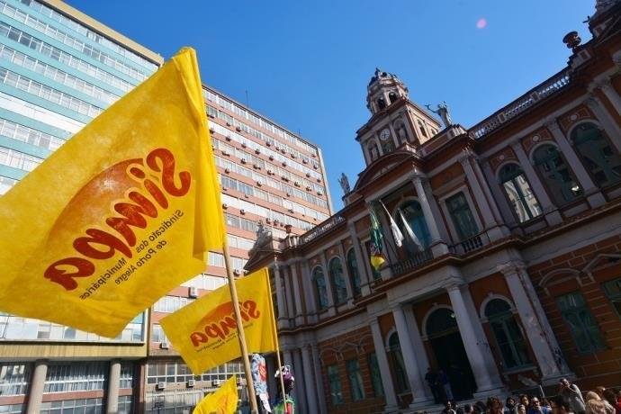 Municip&aacute;rios realizar&atilde;o assembleia contra projetos do executivo