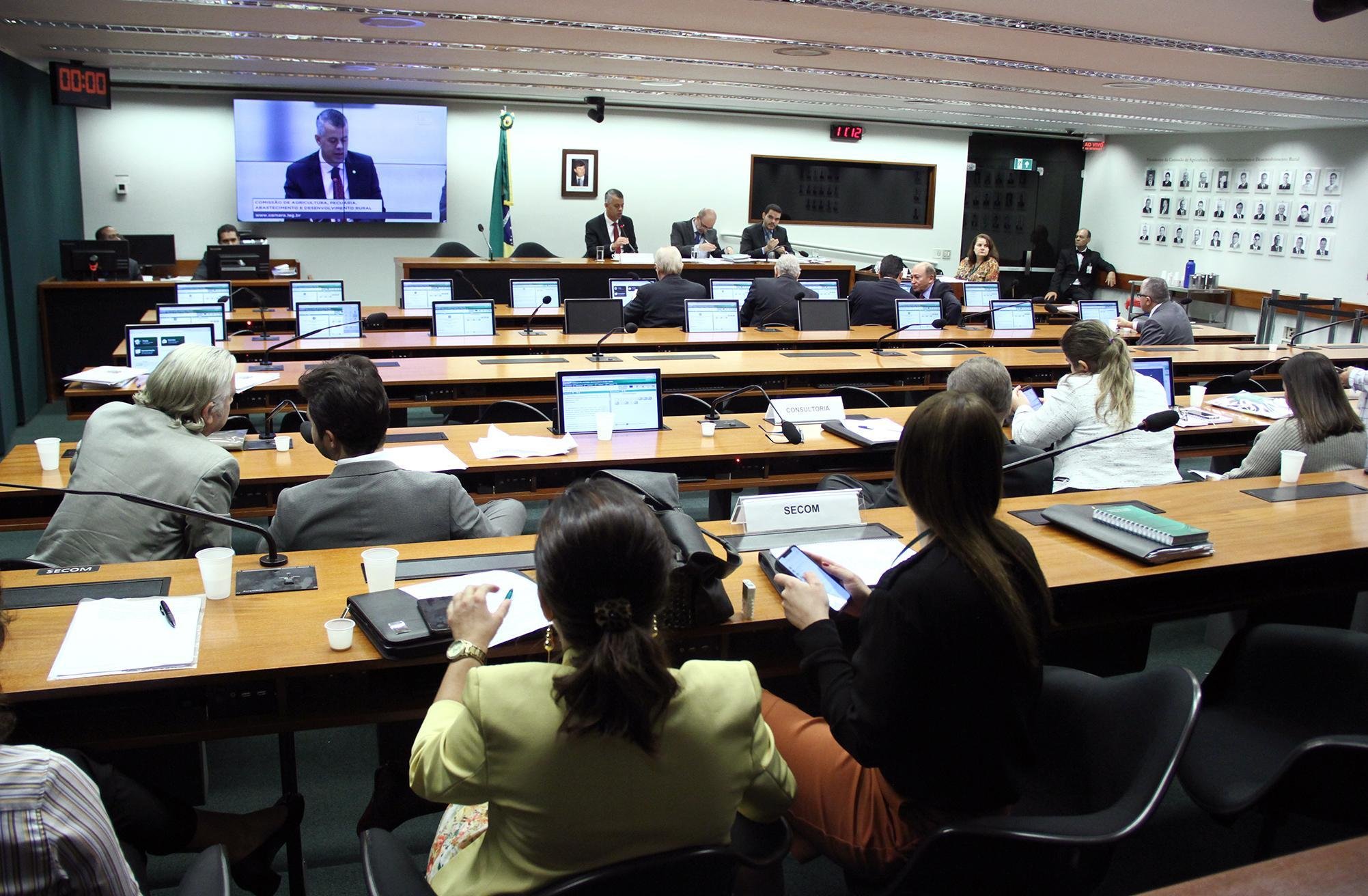 Opositores &agrave; lei alertaram para riscos econ&ocirc;micos e ambientais, enquanto realizavam obstru&ccedil;&atilde;o 