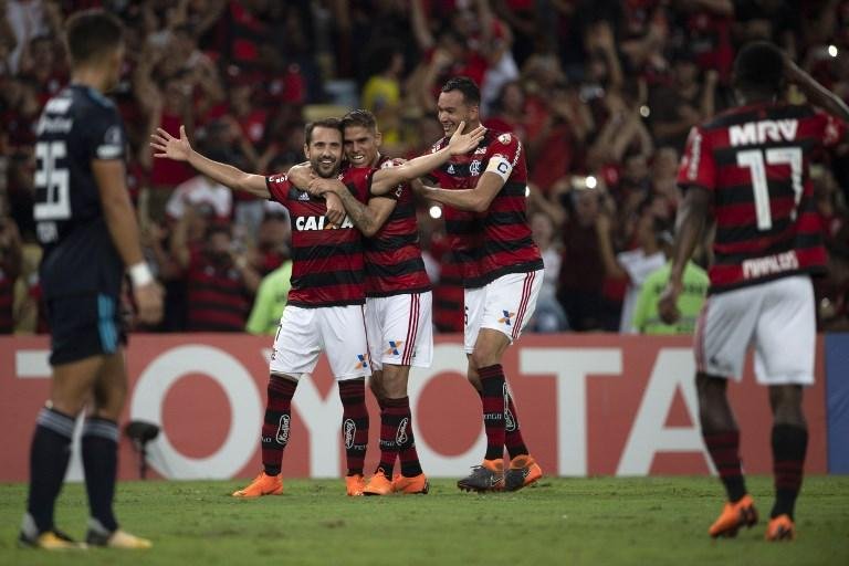 Rubro-negro assegurou a vaga no mata-mata ao superar o Emelec por 2 a 0
