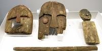 Foram devolvidos nove objetos funerários, entre os quais há fragmentos de uma máscara de madeira e um urinol