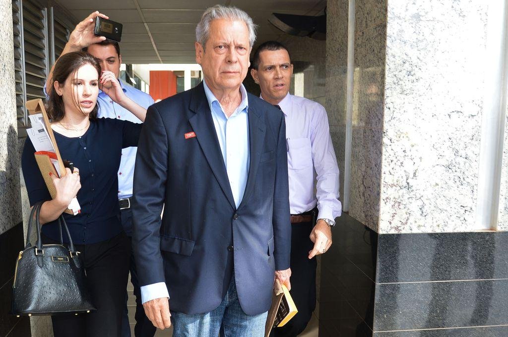 Ju&iacute;za da Lava Jato determina pris&atilde;o de Dirceu