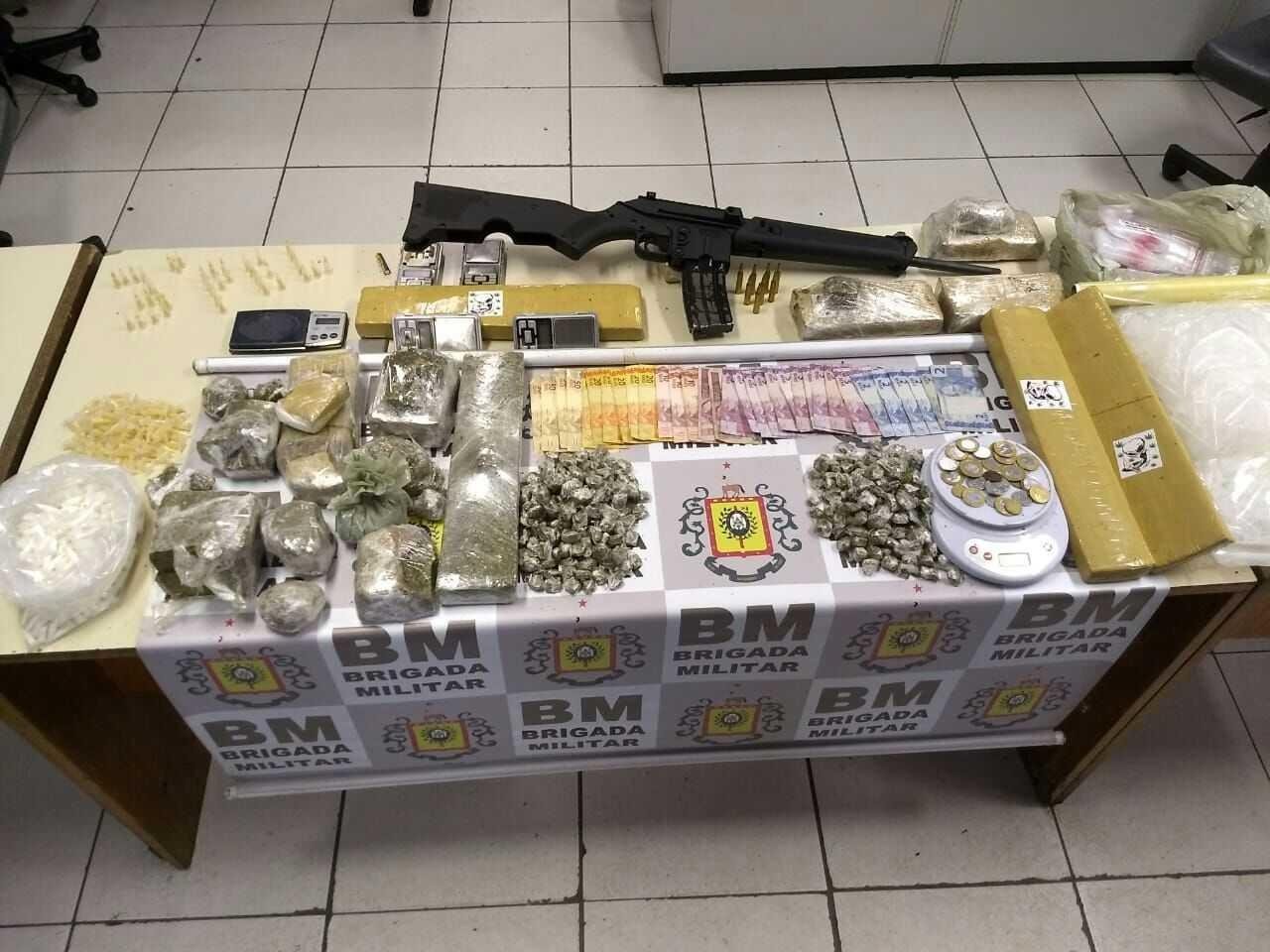 Com o suspeito, foram apreendidos drogas, dinheiro e bon&eacute; da Pol&iacute;cia Civil