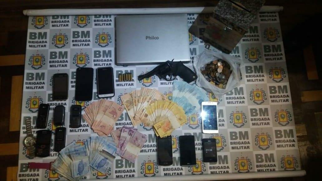 Com os criminosos, BM apreendeu rel&oacute;gios, celulares, notebook, arma e dinheiro