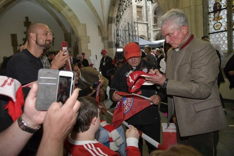 Heynckes se despede do Bayern com homenagem em pra&ccedil;a lotada