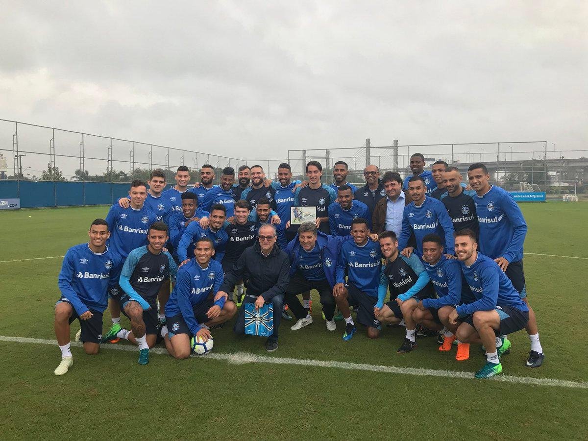 Geromel recebeu placa em homenagem pela convoca&ccedil;&atilde;o para a Copa
