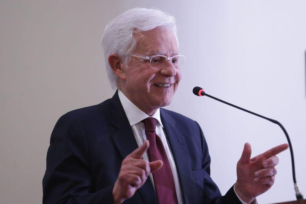 Ministro, por&eacute;m, admite que n&atilde;o h&aacute; data para redu&ccedil;&atilde;o no custo  da gasolina