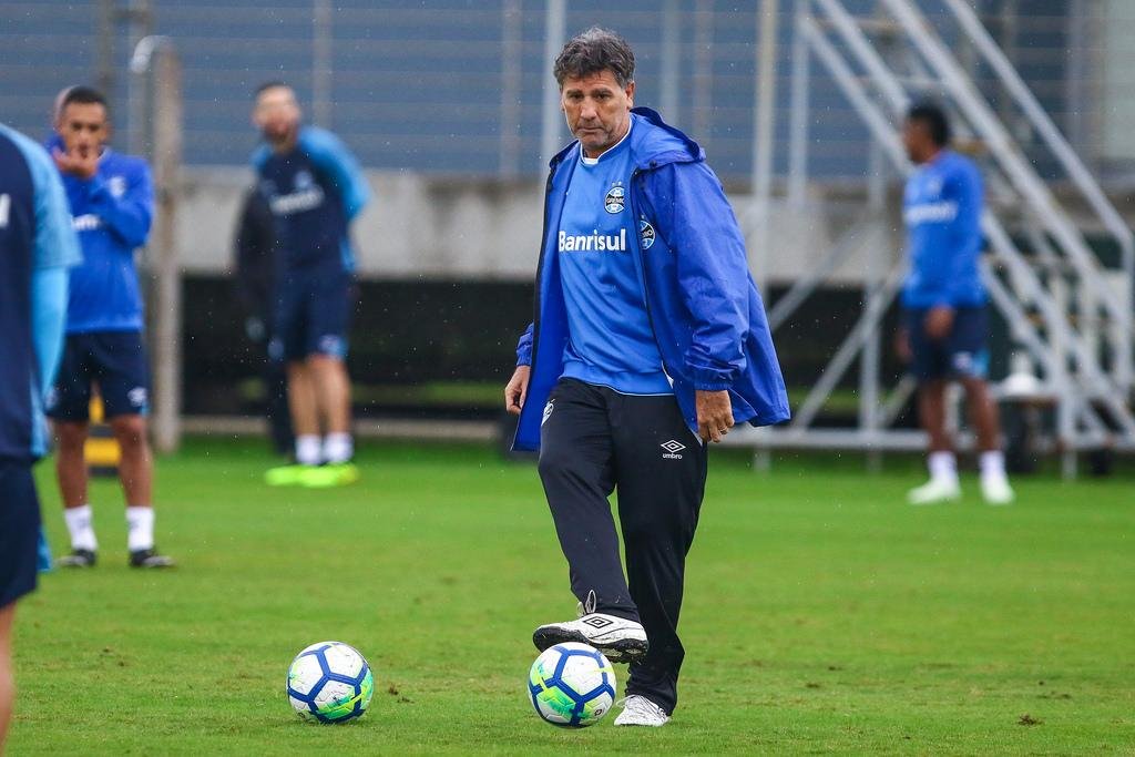 Renato trabalhou jogadas de cruzamentos nesta sexta-feira