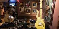 Guitarra amarela de Prince é arrematada por US$ 225 mil