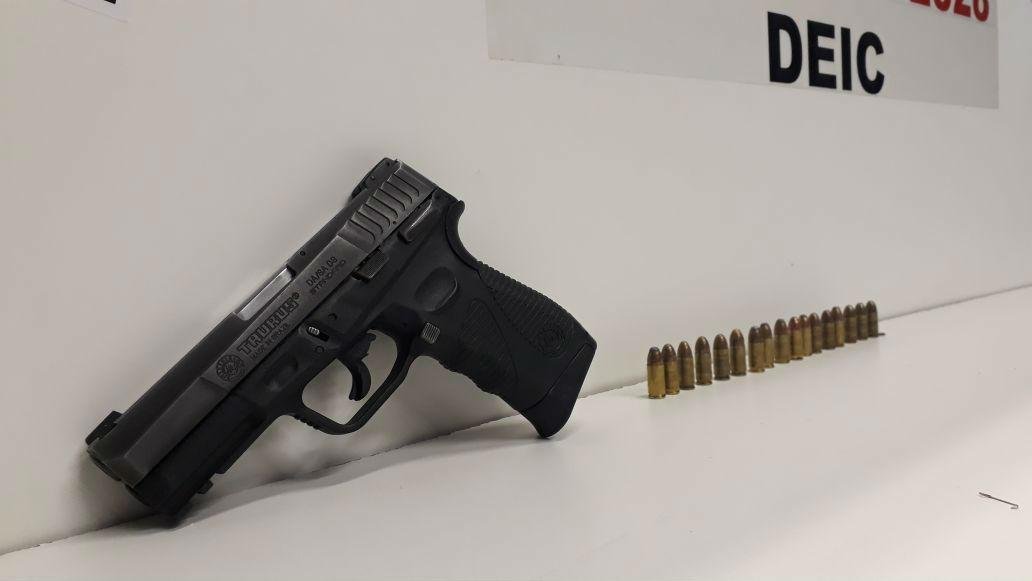 Criminoso foi preso com uma pistola calibre 9 mil&iacute;metros