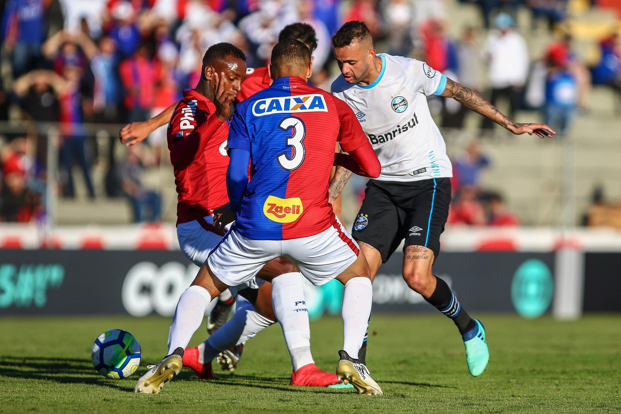Gr&ecirc;mio esbarra na retranca do Paran&aacute; e fica no 0 a 0