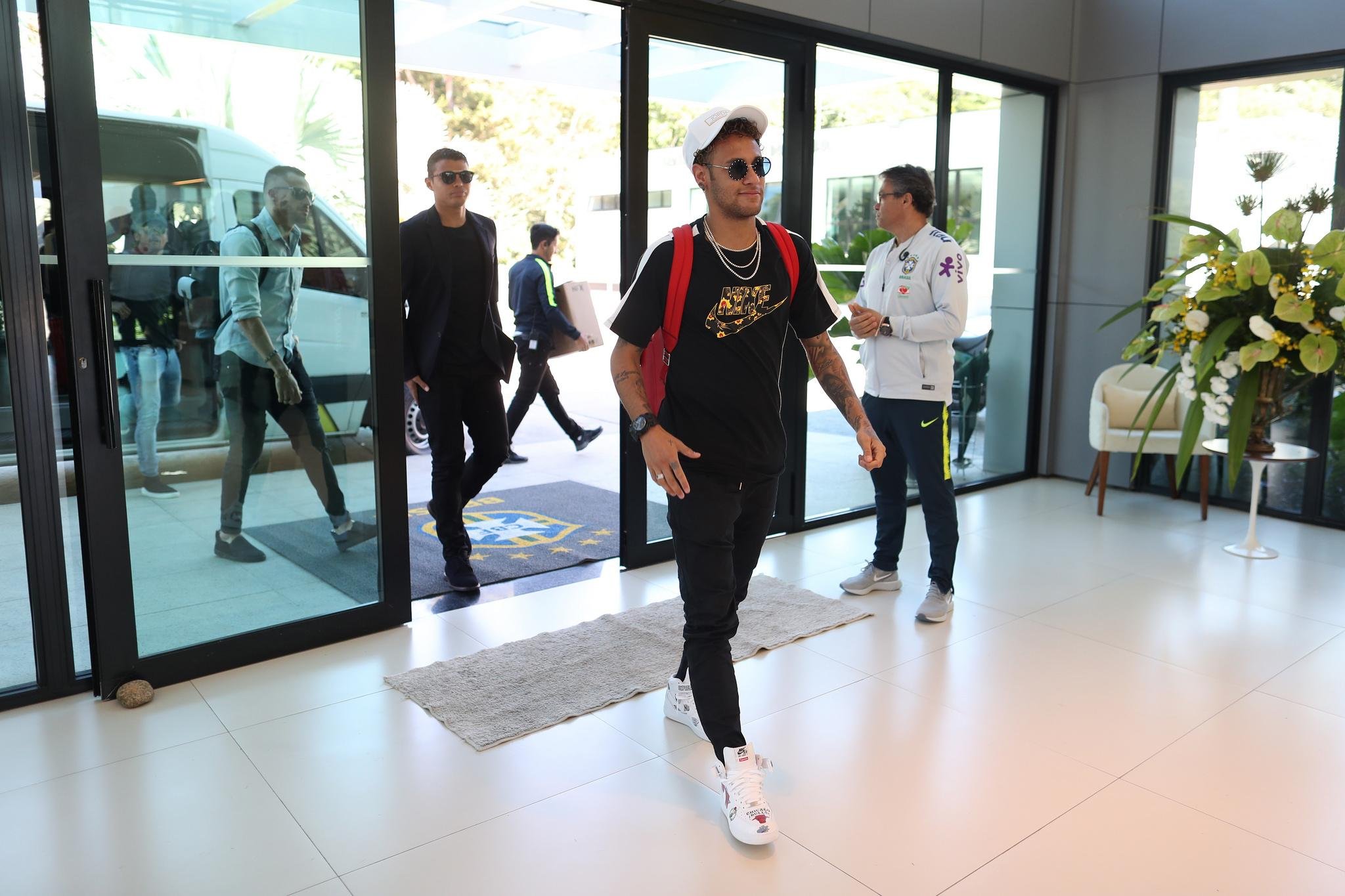 Neymar se apresentou &agrave; Sele&ccedil;&atilde;o Brasileira nesta segunda-feira