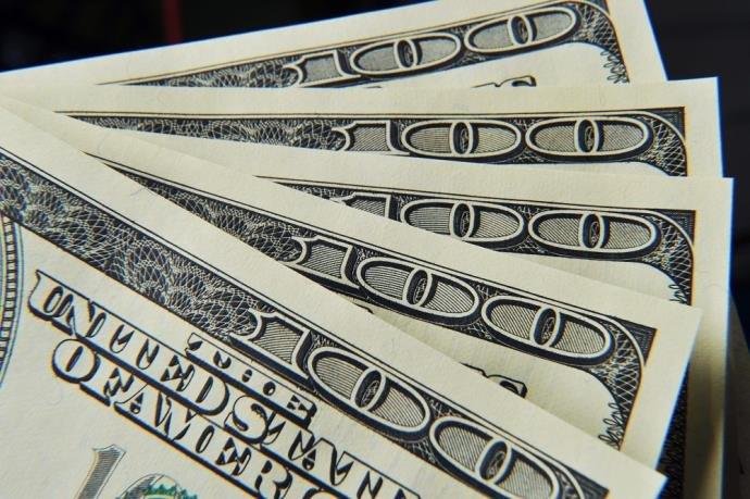 Ao longo da semana passada, o d&oacute;lar se valorizou 3,85%